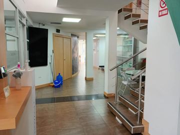 ¡OPORTUNIDAD ÚNICA EN URDESA! Local Comercial de Lujo con 8 Parqueos (Venta/Alquiler)