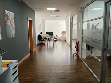 ¡OPORTUNIDAD ÚNICA EN URDESA! Local Comercial de Lujo con 8 Parqueos (Venta/Alquiler)