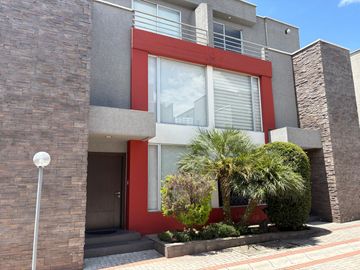 VENDO / ARRIENDO LINDA CASA EN CONJUNTO CUMBAYA
