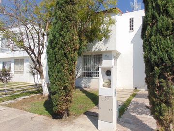 CASA EN VENTA EN FRACCIONAMIENTO CON DOS ALBERCAS