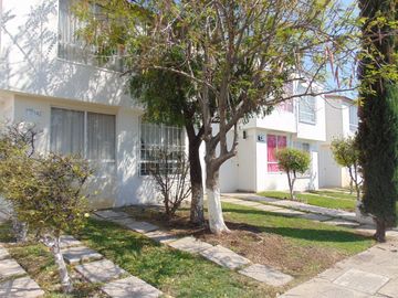 CASA EN VENTA EN FRACCIONAMIENTO CON DOS ALBERCAS