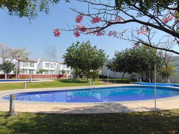 CASA EN VENTA EN FRACCIONAMIENTO CON DOS ALBERCAS