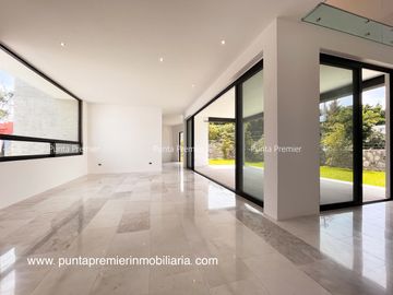 CASA DE LUJO EN VENTA NUEVA EN ZAPOPAN MONRAZ, CERCA LOMAS DEL VALLE