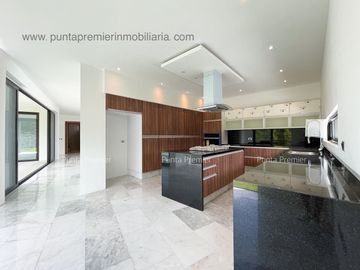 CASA DE LUJO EN VENTA NUEVA EN ZAPOPAN MONRAZ, CERCA LOMAS DEL VALLE