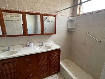 VENTA DE LINDA CASA 5 DORM. OFICINA/ESTUDIO, SALA ESTAR, 3 COCHERAS, CERCA AV. PEZET EN MAGDALENA DEL MAR