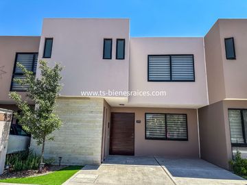 Altos del Marqués Casa Nueva en VENTA