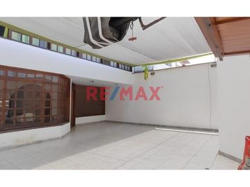 Hermosa Casa En Venta En El Golf-450M2-$830,000