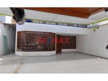Hermosa Casa En Venta En El Golf-450M2-$830,000
