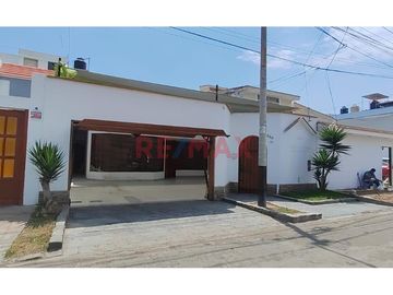 Hermosa Casa En Venta En El Golf-450M2-$830,000