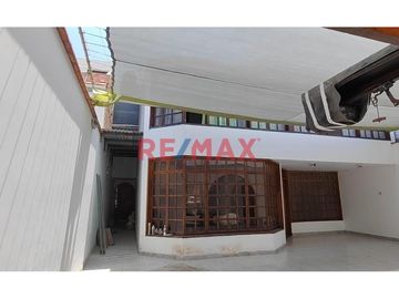 Hermosa Casa En Venta En El Golf-450M2-$830,000