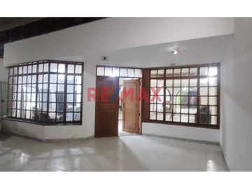 Hermosa Casa En Venta En El Golf-450M2-$830,000