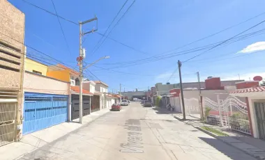 HERMOSA CASA ESTA ESPERANDO POR TI