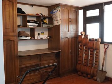 Espaciosa CASA Esquinera EN VENTA ubicada a pocos pasos de la Av. Héroes de Verdeloma, sector Conservatorio
