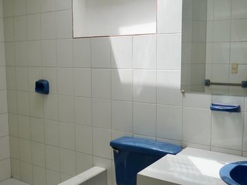 Espaciosa CASA Esquinera EN VENTA ubicada a pocos pasos de la Av. Héroes de Verdeloma, sector Conservatorio