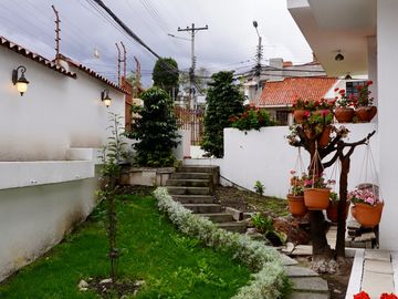 Espaciosa CASA Esquinera EN VENTA ubicada a pocos pasos de la Av. Héroes de Verdeloma, sector Conservatorio