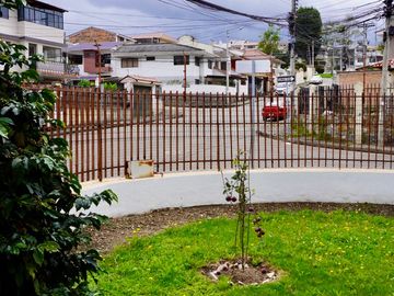 Espaciosa CASA Esquinera EN VENTA ubicada a pocos pasos de la Av. Héroes de Verdeloma, sector Conservatorio