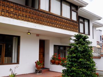 Espaciosa CASA Esquinera EN VENTA ubicada a pocos pasos de la Av. Héroes de Verdeloma, sector Conservatorio