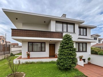Espaciosa CASA Esquinera EN VENTA ubicada a pocos pasos de la Av. Héroes de Verdeloma, sector Conservatorio