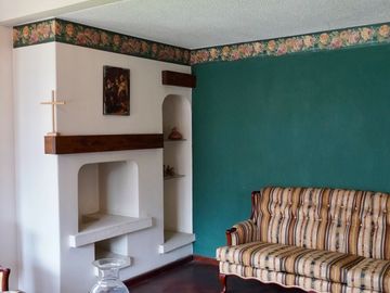 Espaciosa CASA Esquinera EN VENTA ubicada a pocos pasos de la Av. Héroes de Verdeloma, sector Conservatorio
