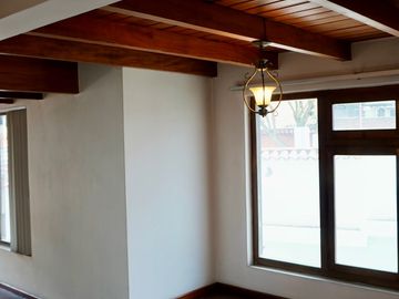 Espaciosa CASA Esquinera EN VENTA ubicada a pocos pasos de la Av. Héroes de Verdeloma, sector Conservatorio