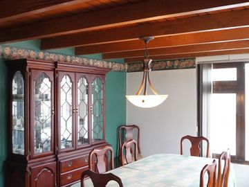 Espaciosa CASA Esquinera EN VENTA ubicada a pocos pasos de la Av. Héroes de Verdeloma, sector Conservatorio