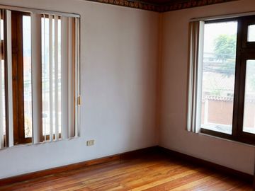 Espaciosa CASA Esquinera EN VENTA ubicada a pocos pasos de la Av. Héroes de Verdeloma, sector Conservatorio