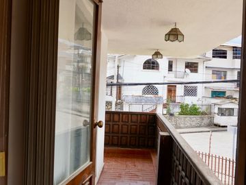 Espaciosa CASA Esquinera EN VENTA ubicada a pocos pasos de la Av. Héroes de Verdeloma, sector Conservatorio
