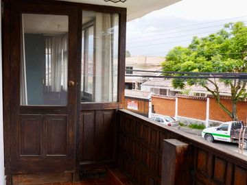 Espaciosa CASA Esquinera EN VENTA ubicada a pocos pasos de la Av. Héroes de Verdeloma, sector Conservatorio