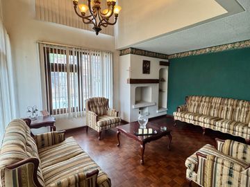 Espaciosa CASA Esquinera EN VENTA ubicada a pocos pasos de la Av. Héroes de Verdeloma, sector Conservatorio