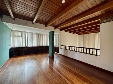 Espaciosa CASA Esquinera EN VENTA ubicada a pocos pasos de la Av. Héroes de Verdeloma, sector Conservatorio
