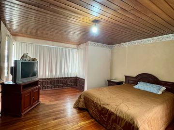 Espaciosa CASA Esquinera EN VENTA ubicada a pocos pasos de la Av. Héroes de Verdeloma, sector Conservatorio