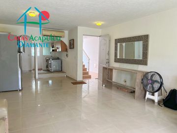 Departamento en planta baja que conecta a las áreas comunes. Incluye cuatrimoto y remolque