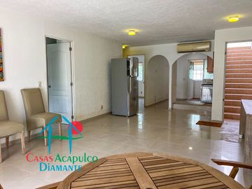 Departamento en planta baja que conecta a las áreas comunes. Incluye cuatrimoto y remolque