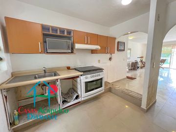 Departamento en planta baja que conecta a las áreas comunes. Incluye cuatrimoto y remolque