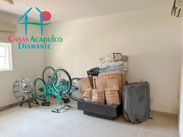 Departamento en planta baja que conecta a las áreas comunes. Incluye cuatrimoto y remolque