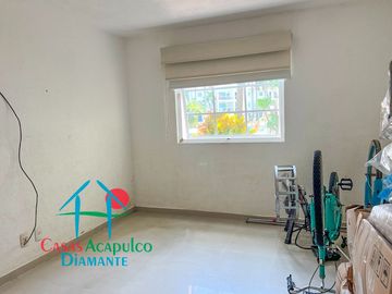 Departamento en planta baja que conecta a las áreas comunes. Incluye cuatrimoto y remolque
