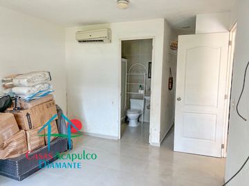 Departamento en planta baja que conecta a las áreas comunes. Incluye cuatrimoto y remolque