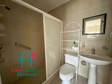 Departamento en planta baja que conecta a las áreas comunes. Incluye cuatrimoto y remolque