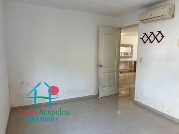Departamento en planta baja que conecta a las áreas comunes. Incluye cuatrimoto y remolque