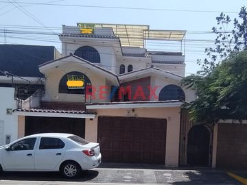 Casa En Venta De Ocasión Por Mudanza - Sta Catalina, La Victoria.