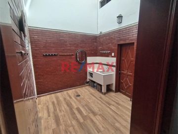 Casa En Venta De Ocasión Por Mudanza - Sta Catalina, La Victoria.