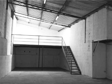 VENTA DE TERRENO INDUSTRIAL CON GALPONES EN UBICACIÓN ESTRATÉGICA
