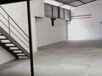 VENTA DE TERRENO INDUSTRIAL CON GALPONES EN UBICACIÓN ESTRATÉGICA