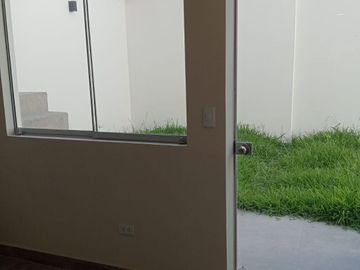 Vendo Encantadora propiedad de dos pisos frente a hermoso Parque