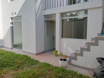 Vendo Encantadora propiedad de dos pisos frente a hermoso Parque