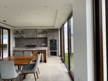 VENDO HERMOSO DEPARTAMENTO EDIFICIO EXCLUSIVO CON VISTA EN CONJUNTO PRIVADO CUMBAYA