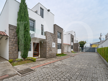 Venta Casa de 4 habitaciones cerca al Ventura Mall Tumbaco