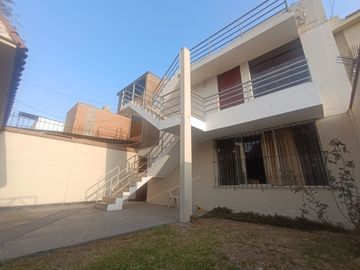 Casa De 284 M2 En Urb. Higuereta