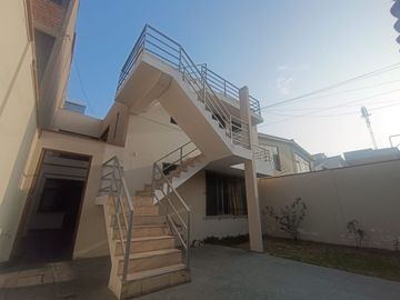 Casa De 284 M2 En Urb. Higuereta