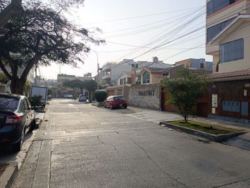 Casa De 284 M2 En Urb. Higuereta